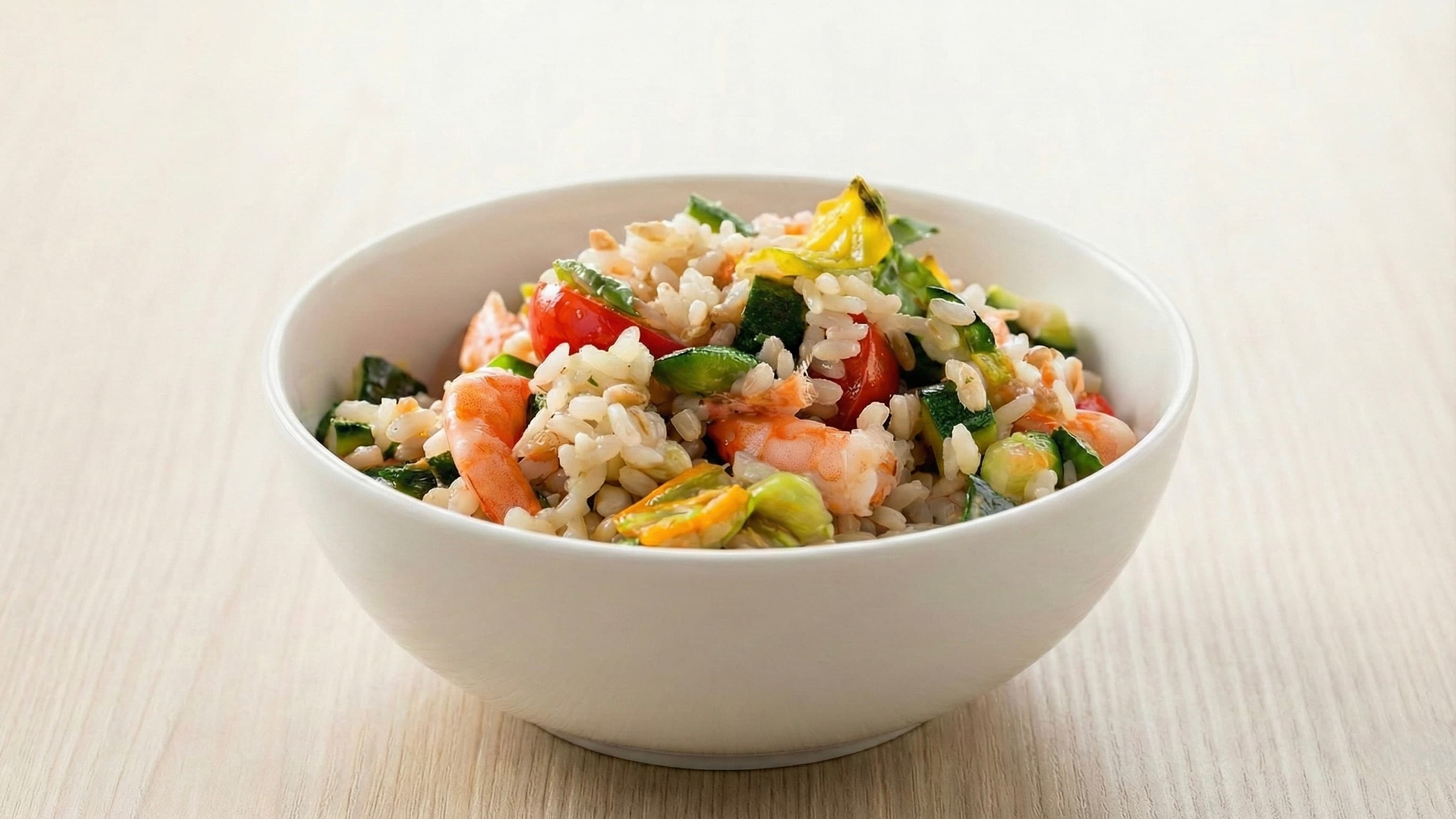 Insalata di cereali con gamberetti e zucchine